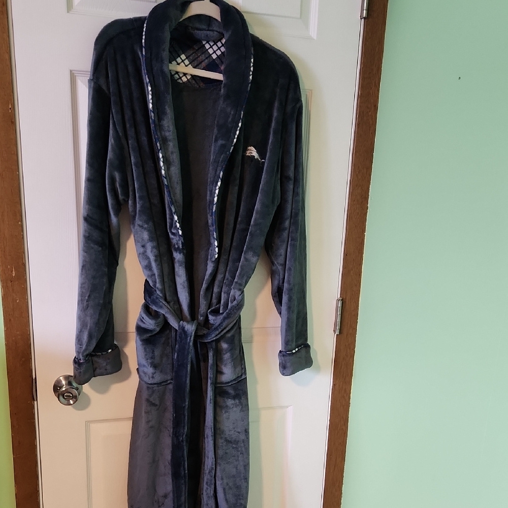 Bundle Of 2 Tommy Bahama Charcoal Plush Robes. NWOT - Picture 5 of 9